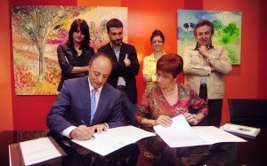 Retegui firmó ante el notario Javier Escolano su declaración de bienes, en presencia de González, López, Hernández y Oñate. ::                             ISRAEL SÁNCHEZ SÁNCHZSÁNCHEZ/AGM