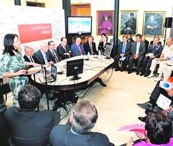 La profesora López Tenés (izquierda), durante la presentación de los cursos. ::                             VICENTE VICÉNS/AGM