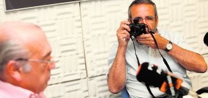 Tras cinco minutos de reflexión en la Puerta del Sol, votó, bebió, comió, habló y jodió. ¿Qué más puede pedir el tío? ::
FRAN MANZANERA/AGM