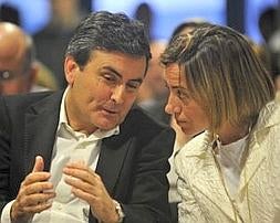 Pedro Saura y Carme Chacón en un acto electoral en Cartagena a finales del mes de abril. ::                             ANTONIO GIL/AGM