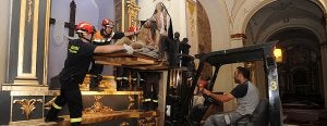 Miembros de Protección Civil recuperando a la Virgen de la Piedad y varios cuadros de Barberán. ::                                                        P.A./AGM
