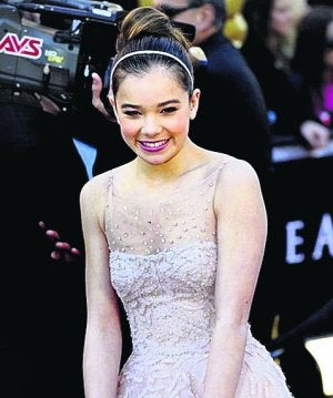 Hailee Steinfeld echa mano de ropa de lujo para sus apariciones públicas.::
E. C.