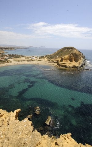 La playa de Los Cocedores, en primer término, con el volcán de Punta Parda y el perfil de Cuatro Calas al fondo.