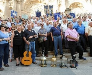 Los integrantes de las siete cuadrillas de auroros ante la fachada de San Patricio. ::
PACO ALONSO / AGM