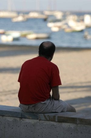 Galán, ayer, en una playa murciana. Se le fotografió de espaldas porque no desea que se conozca su aspecto actual. ::                             J.M. RODRÍGUEZ