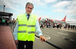 Pablo Lázaro, ayer, junto a un avión a punto de despegar . ::
J. M. RODRÍGUEZ