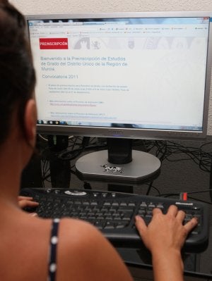 Una joven realiza gestiones por Internet para la preinscripción de los estudios de grado para el curso que viene. ::                             EDUARDO BOTELLA / AGM