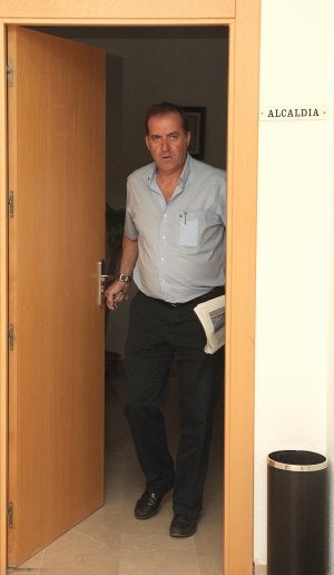 Matías Carrillo dejando ayer su despacho. ::                             F. MANZANERA / AGM
