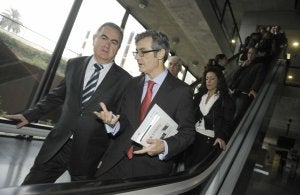 El delegado del Gobierno, González Tovar, y el presidente del TSJ, Juan Martínez Moya, en la Ciudad de la Justicia de Murcia. ::                             NACHO GARCÍA/ AGM