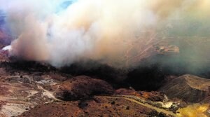 El frente del incendio. Una enorme nube de humo se eleva desde la sierra, en las primeras horas de ayer. ::                             EMERGENCIAS 112