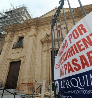 Un cartel prohíbe el paso al atrio de la iglesia de Santiago por el peligro que entraña los desprendimientos que pueden producirse del monumento. ::                             PACO ALONSO / AGM