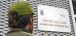 Un usuario acude al Centro de Atención de Drogodependencias del Servicio Murciano de Salud, en una imagen de archivo. ::                             M. BUESO