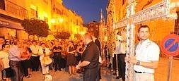 Un momento del Vía Crucis que se celebró anoche y que partió de la puerta de la iglesia de San Francisco. ::                             PACO ALONSO / AGM