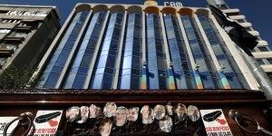 Carteles de protesta de los empleados en la oficina central de CAM, el pasado jueves. ::                             RAFA MOLINA