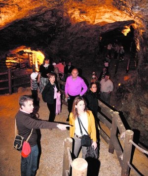 Un grupo de visitantes en la mina Agrupa Vicenta del parque. ::                             P.S./AGM