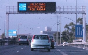 Indicador luminoso de la existencia de un punto de radar fijo en la autovía A-7. ::                             GUILLERMO CARRIÓN / AGM