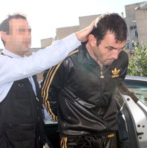 El presunto homicida, Jorge Agustín Sánchez, en su traslado al juzgado, antes de que el juez decidiese su ingreso en prisión. ::                             EDU BOTELLA/ AGM