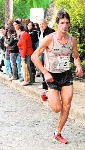 Andrés Mico, ganador de la prueba, en plena carrera en Cieza. ::                             EDU BOTELLA / AGM