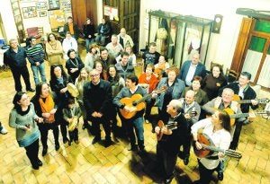 Grupo folklórico de La Palma ensayando en la Casa del Folklore de la diputación. ::
ANTONIO GIL / AGM
