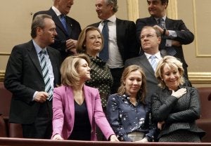 El presidente de la Comunidad Valenciana, Alberto Fabra; la presidenta de Aragón, Luisa Fernandez Rudi; el presidente de Extremadura, José Antonio Monago; la presidenta de Castilla-La Mancha, María Dolores de Cospedal; la esposa de Mariano Rajoy, Elvira Fernández y la presidenta de la Comunidad de Madrid, Esperanza Aguirre, ayer, en la tribuna de invitados del Congreso. ::                              EFE/ JAVIER LIZÓN