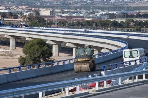 Una apisonadora trabaja en la pavimentación de la Autovía MU-31, cuyas obras estarán acabadas a finales de enero. ::                             VICENTE VICÉNS / AGM