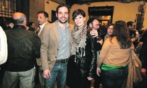 Miguel García, dueño del local, y Elena Campoy. ::
J. M. R. / AGM