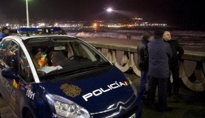 Una patrulla de la Policía, ayer, estacionada en el paseo marítimo de Orzán, donde se produjeron los hechos. ::
CABALAR / EFE