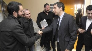 El consejero Pedro Alberto Cruz, con los representantes de los colectivos gays. ::                             NACHO GARCÍA / AGM