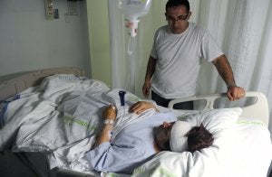 Una de las agredidas se restablece en el hospital Reina Sofía de Murcia. Foto N.García / AGM | Vídeo: laverdadtv