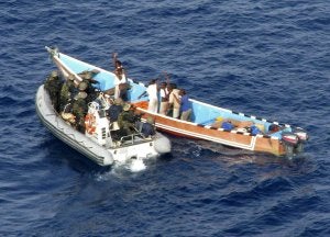 Soldados españoles apresan en 2010 un esquife con piratas somalíes.
:: EFE