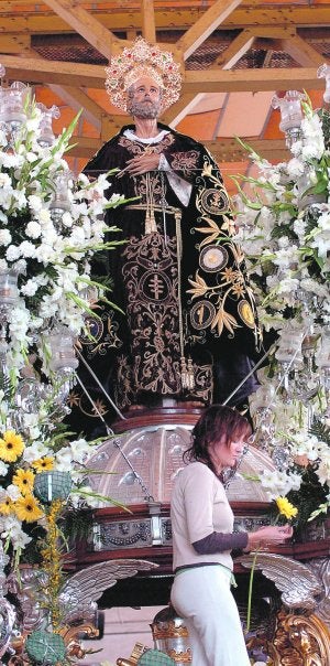 Arreglos en el trono de San Pedro, en una foto de archivo. ::                             J.M.R.