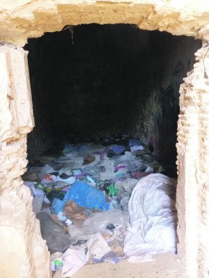 Basura, en el Castillo de La Atalaya. ::                             PABLO SÁNCHEZ / AGM