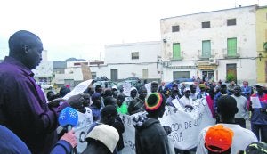 Los concentrados ayer en Cuevas de Almanzora en repulsa por la muerte de un gambiano. ::                             IDEAL