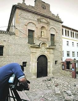 Un cámara toma imágenes de los daños materiales en una iglesia del barrio de San Diego. Foto: F.Moreno