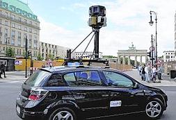 Un coche de Google tomando fotografías en una calle. Foto: AFP