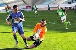 Riobó, portero del Díter Zafra, se adelanta a un jugador de La Hoya. Foto: Paco Alonso/AGM