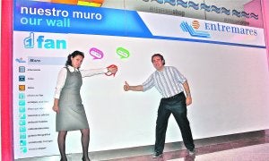 Alberto Inglés, gerente del hotel Entremares, junto al muro de fans del establecimiento. ::
H. E.