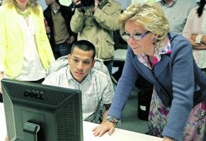 La presidenta de Madrid, durante una visita el lunes a una multinacional cinematográfica. ::
EFE