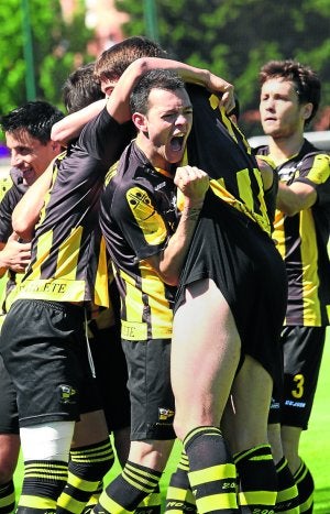Jugadores del Portugalete celebran su triunfo. ::
EL CORREO