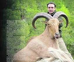 Enrique Ponce con el arruí cazado en Sierra Espuña el 7 de enero de 2011. Foto: Caza y safaris