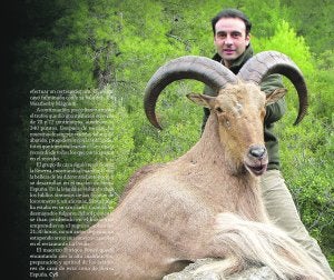 Enrique Ponce con el arruí cazado en Sierra Espuña el 7 de enero de 2011. Foto: Caza y safaris