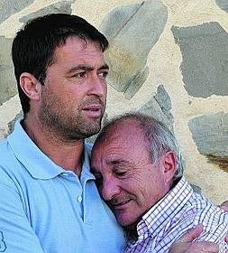 Valentín Sánchez, abrazado a un amigo a su llegada a casa. Foto: J. A. Moreno