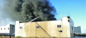 Un bombero lanza agua sobre la cubierta para tratar de controlar el fuego. ::                             P. E.