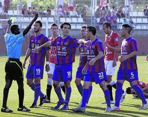 Jugadores del Yeclano protestan una jugada ayer. ::
DIARI DE TARRAGONA