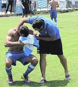 Fran es consolado por Paco, el portero suplente. Foto: Sonia M. Lario/AGM