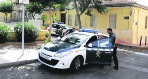 Dos agentes de la Guardia Civil llegando, en la tarde de ayer, al cuartel de Torreagüera. ::                             NACHO GARCÍA