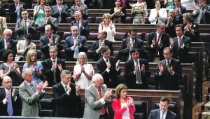 Ministros y diputados del PP aplauden a Rajoy tras defender en el Congreso el ajuste de 65.000 millones de euros en el gasto público. ::
ÁNGEL DÍAZ / EFE