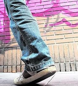 Pintadas en un edificio en la zona de las tascas. Foto: Edu Botella/AGM