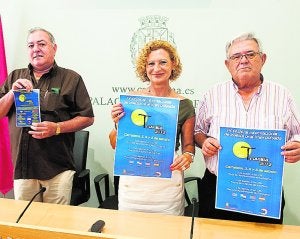 La edil de festejos, en el centro, en la presentación. ::
AYTO CARTAGENA