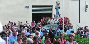 Fieles, acompañando ayer por la tarde a la imagen de Nuestra Señora de los Ángeles durante la procesión en Los Nietos.  ::
ANTONIO GIL / AGM